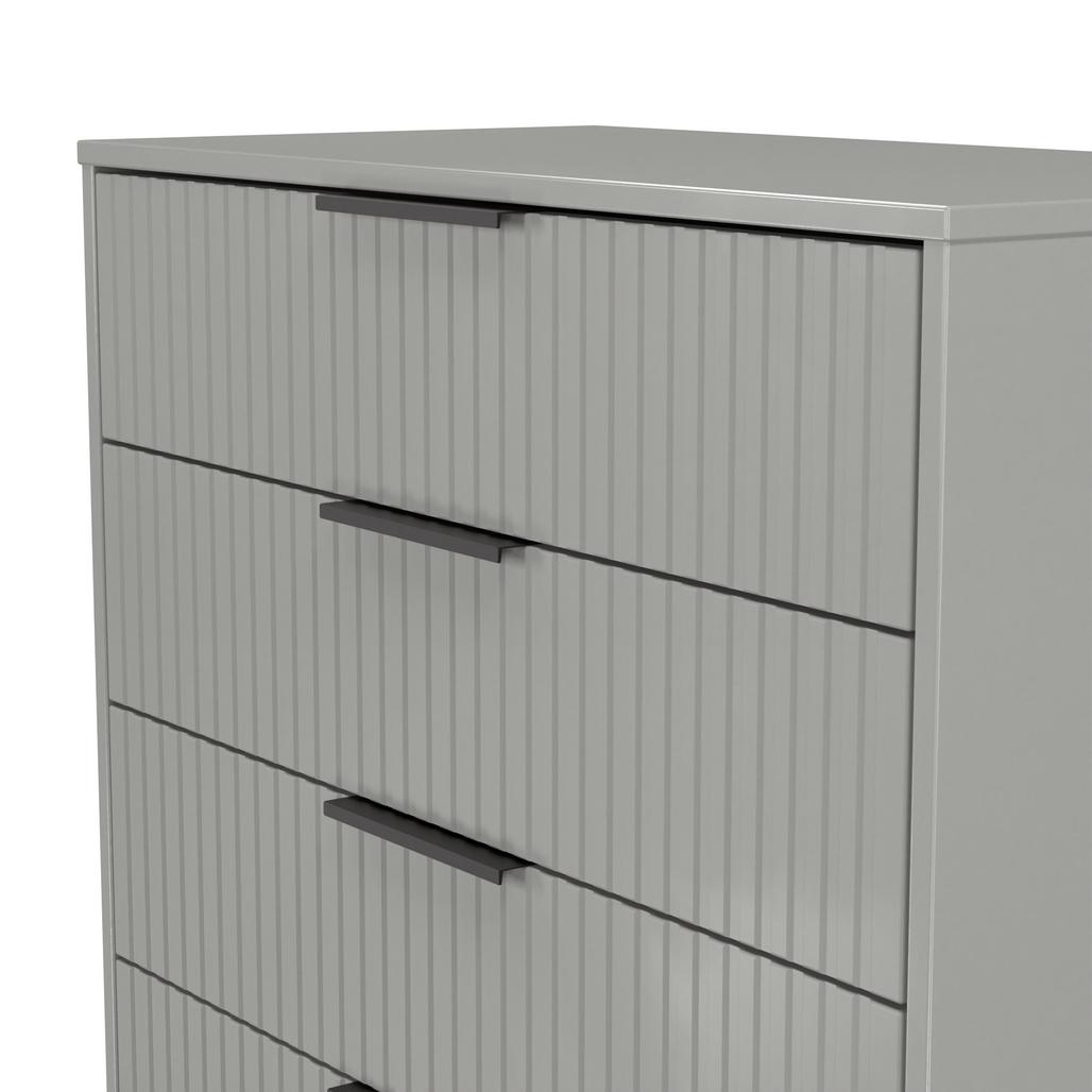 Fluted 5 Drawer Chest with Black Sleigh Legs