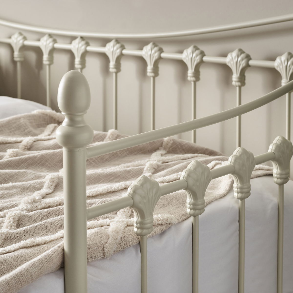 Versailles Daybed - Julian Bowen